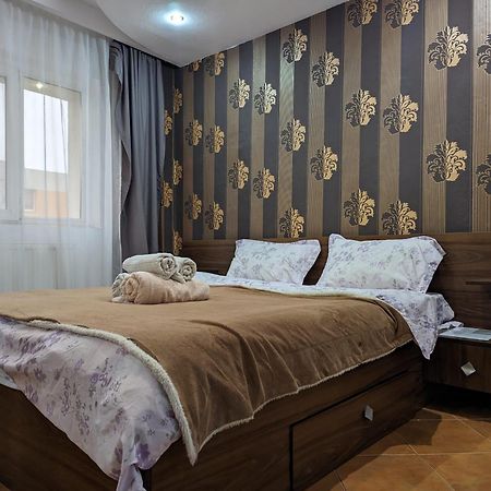 Modern Oasis With A Cozy Fireplace Your Stylish Apartment Minutes From Downtown Бухарест Экстерьер фото