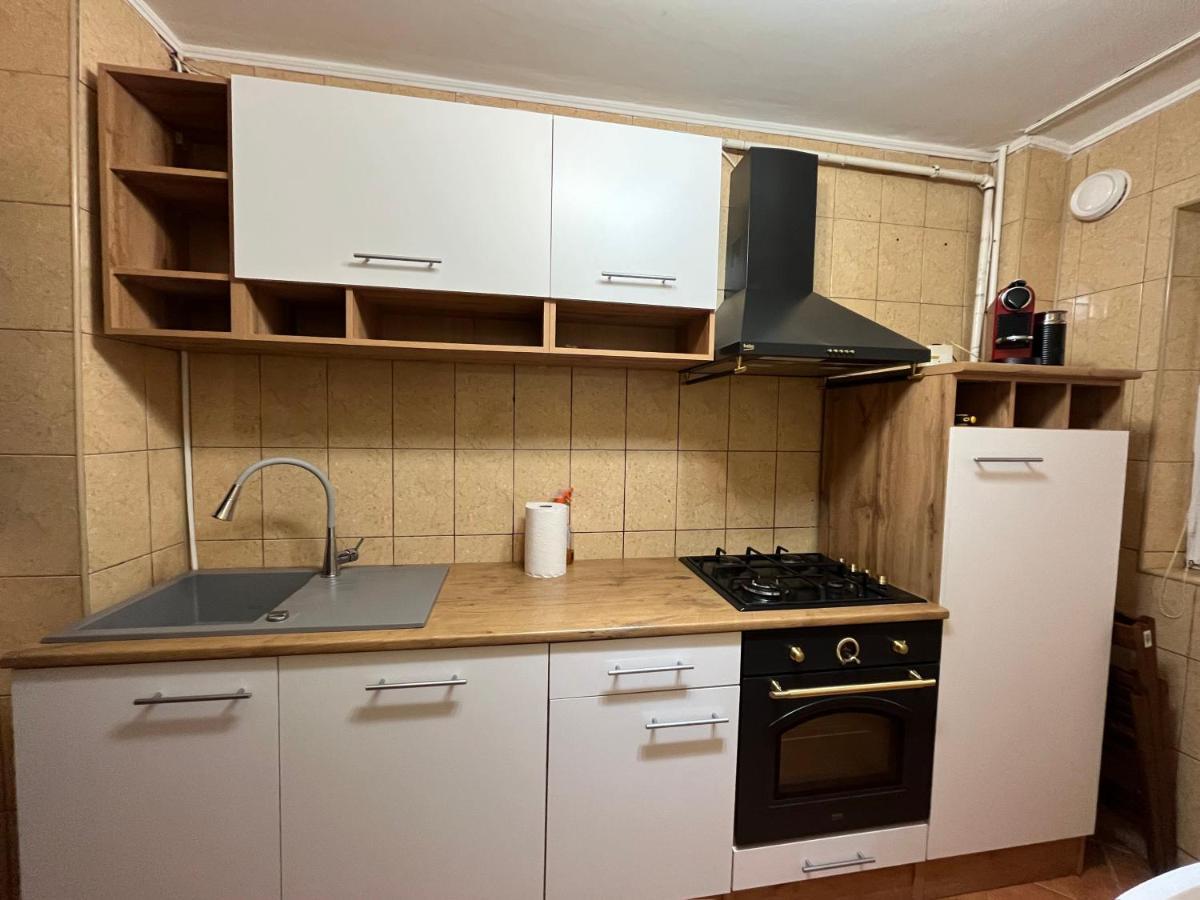 Modern Oasis With A Cozy Fireplace Your Stylish Apartment Minutes From Downtown Бухарест Экстерьер фото