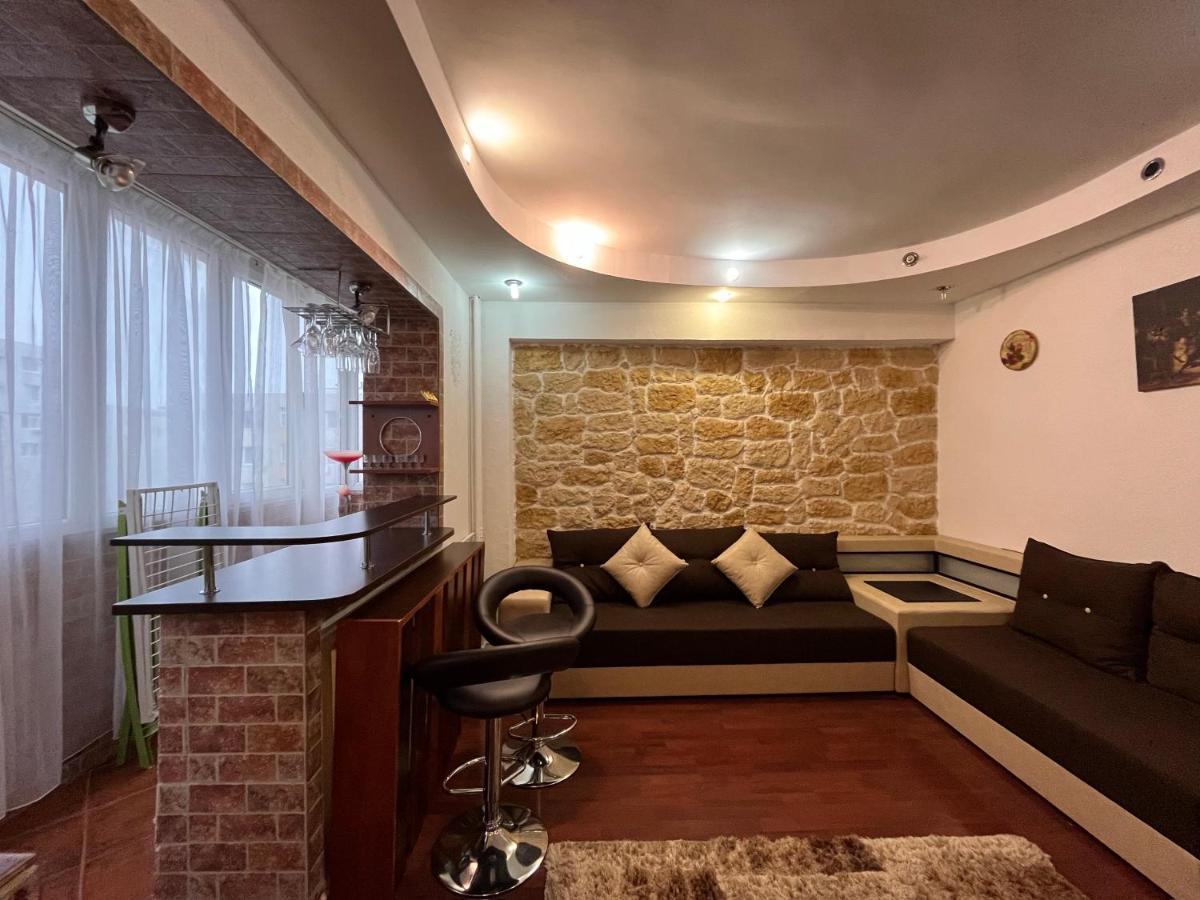 Modern Oasis With A Cozy Fireplace Your Stylish Apartment Minutes From Downtown Бухарест Экстерьер фото